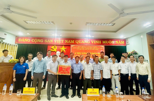 Sơn Tịnh trao máy vi tính và tập huấn chuyển đổi số cho các thôn trên địa bàn