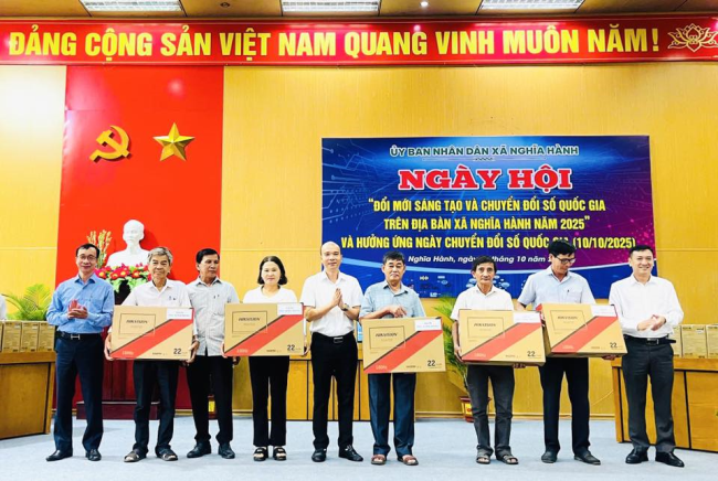 Nghĩa Hành: Sôi nổi Ngày hội Đổi mới sáng tạo và Chuyển đổi số, lan tỏa tinh thần “bình dân học vụ số” đến từng người dân